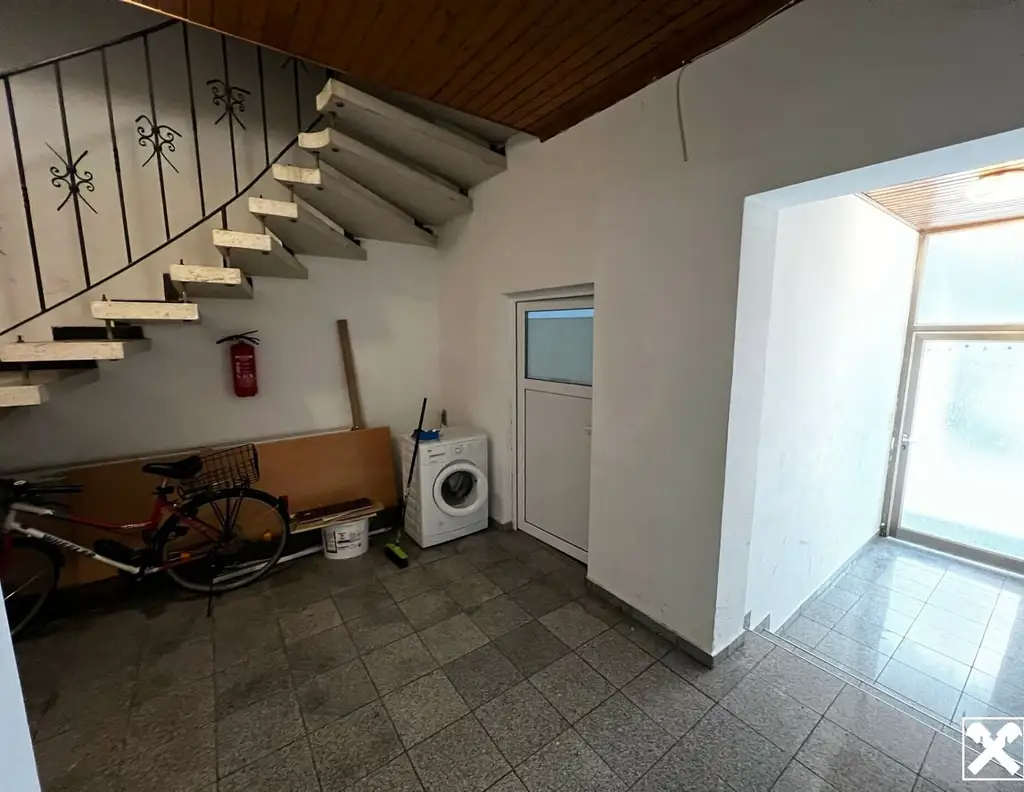 VOLL VERMIETETES, TEILSANIERTES ZINSHAUS