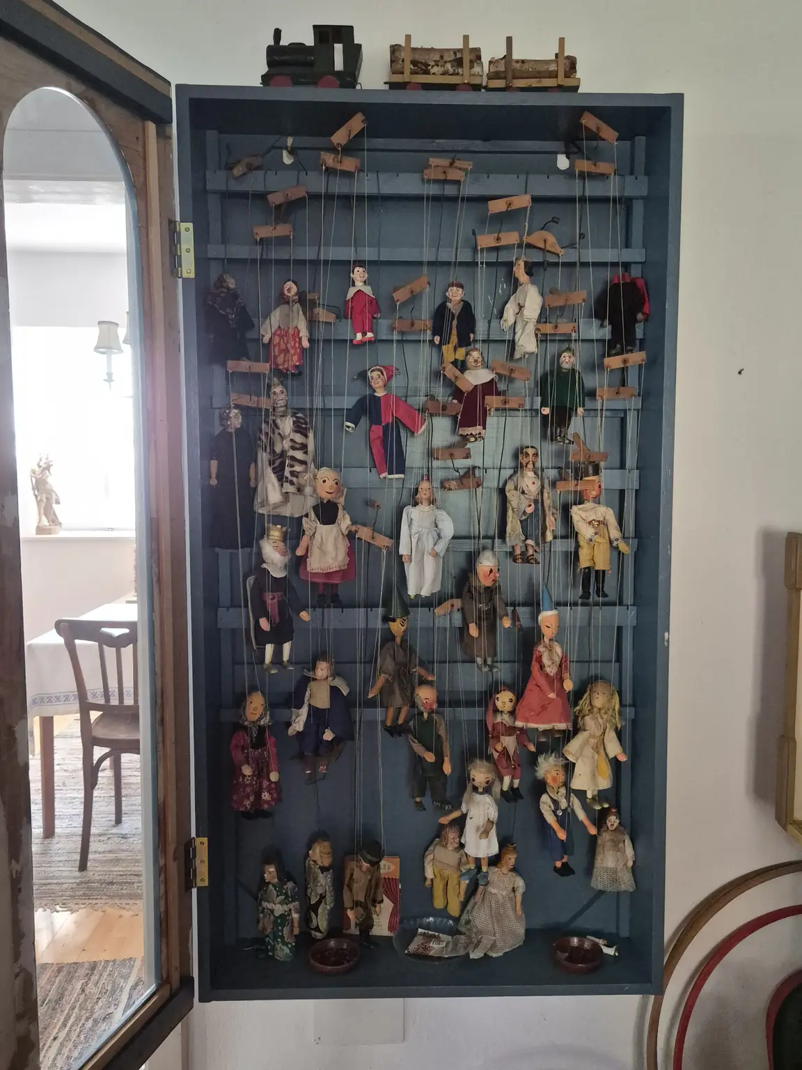 Sammlerstücke mit Marionettenpuppen im Zubau