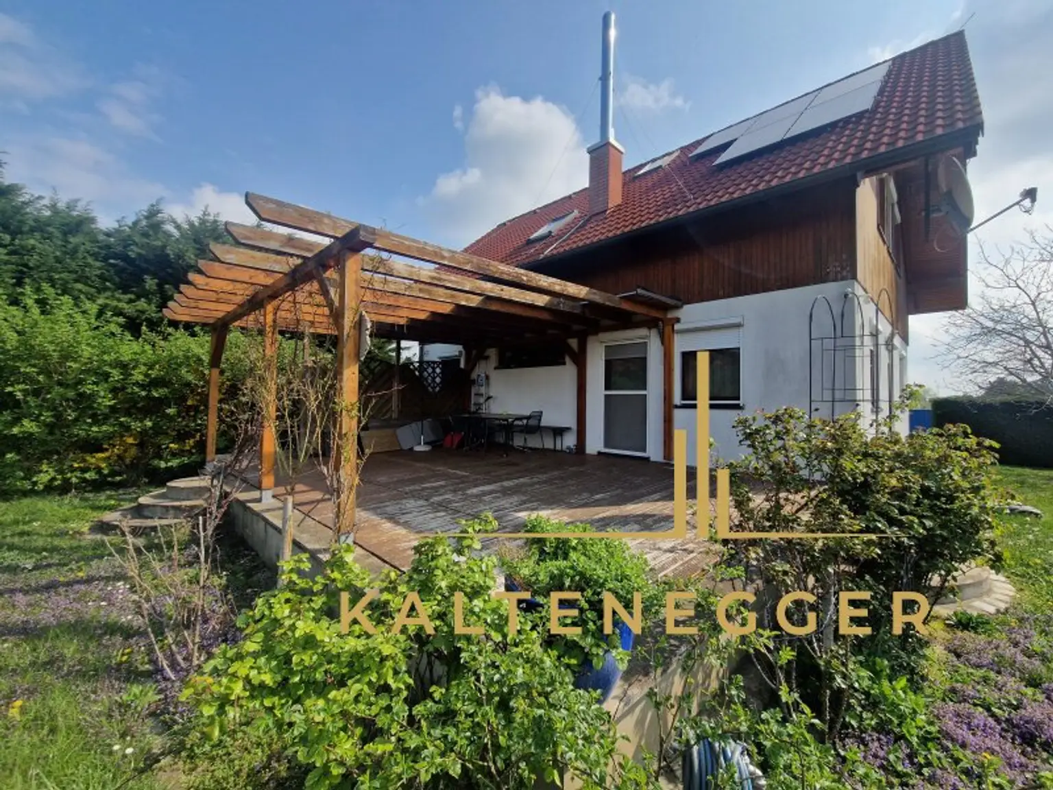 Haus Hinteransicht mit Terrasse