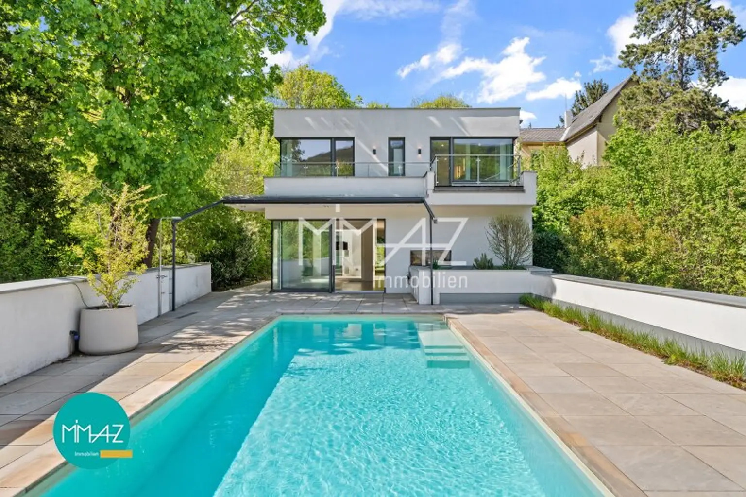 Pool mit Terrasse und Blick auf Haupthaus