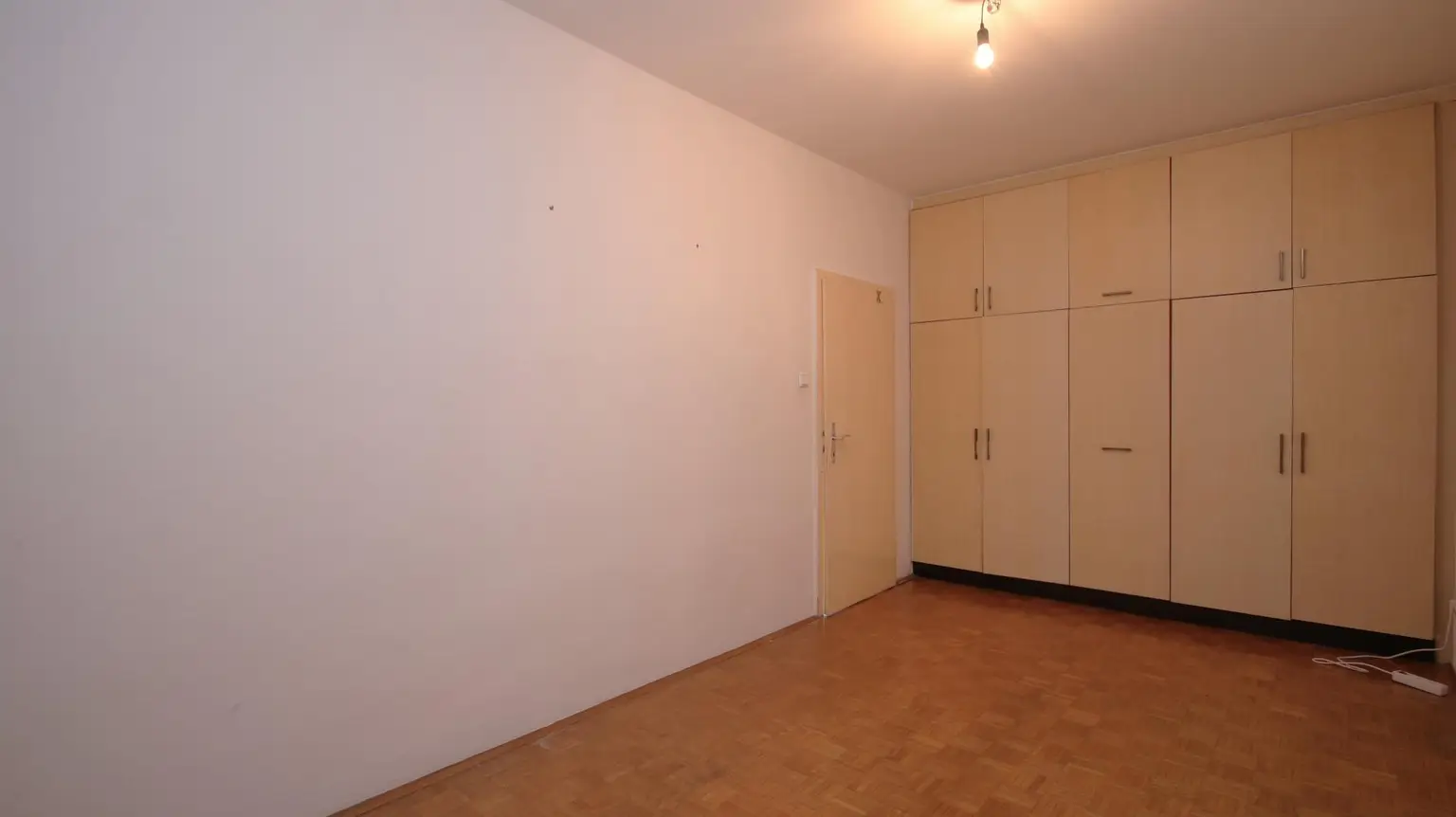 Sanierungsbedürftige 2- Zimmer-Wohnung mit Balkon