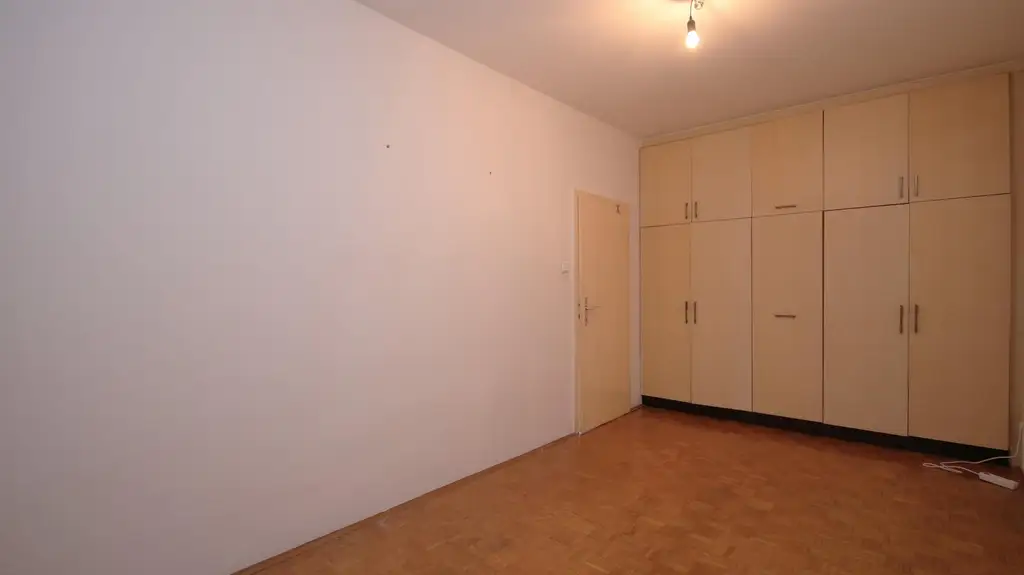 Sanierungsbedürftige 2- Zimmer-Wohnung mit Balkon