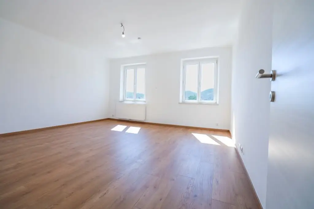5. STOCK MIT LIFT I DAN KÜCHE I MODERN SANIERT I BADEWANNE I WG TAUGLICH I HAUSTIERE WILLKOMMEN I SEHR HELL I ZENTRALE LAGE BEI HAUPTBAHNHOF I PROJEKT WOHNEN