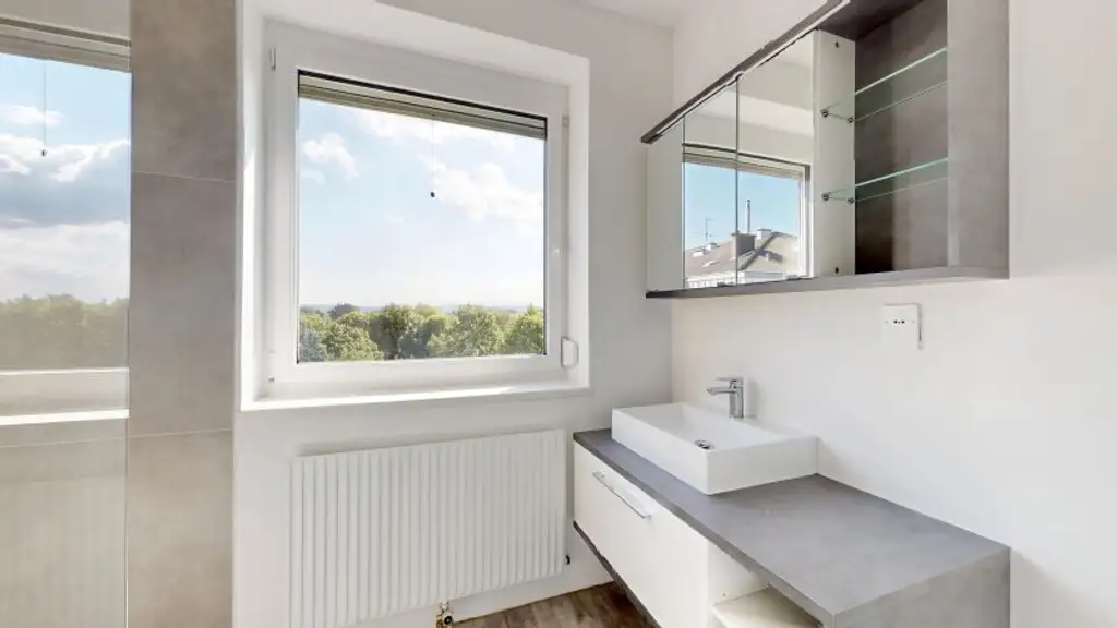 HELLE 3-ZIMMERWOHNUNG MIT LOGGIA IN GRÜNOASE!