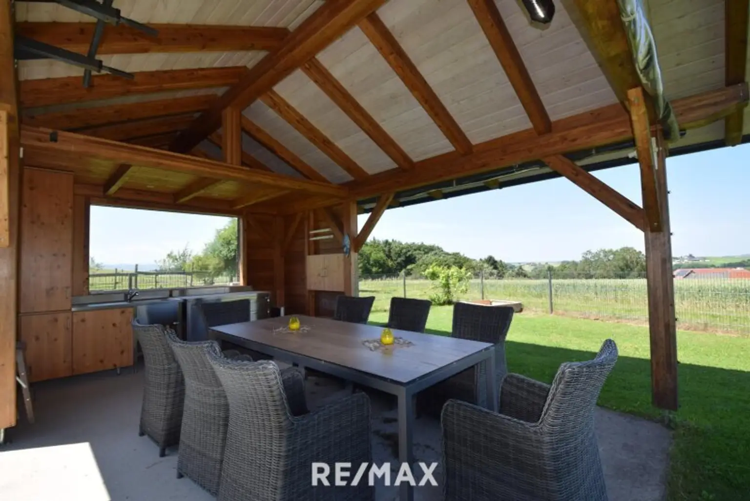 gedeckter Sitzplatz mit Windschutz