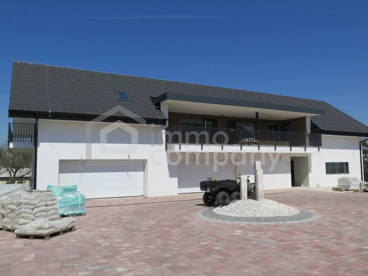 Gästehaus mit Garagen und Parkplatz