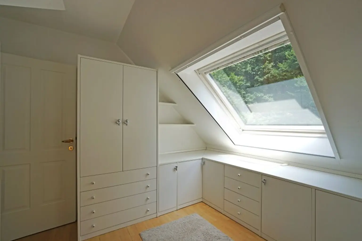 Repräsentative Villa mit Pool und Wellnessbereich in sonniger Waldrandruhelage