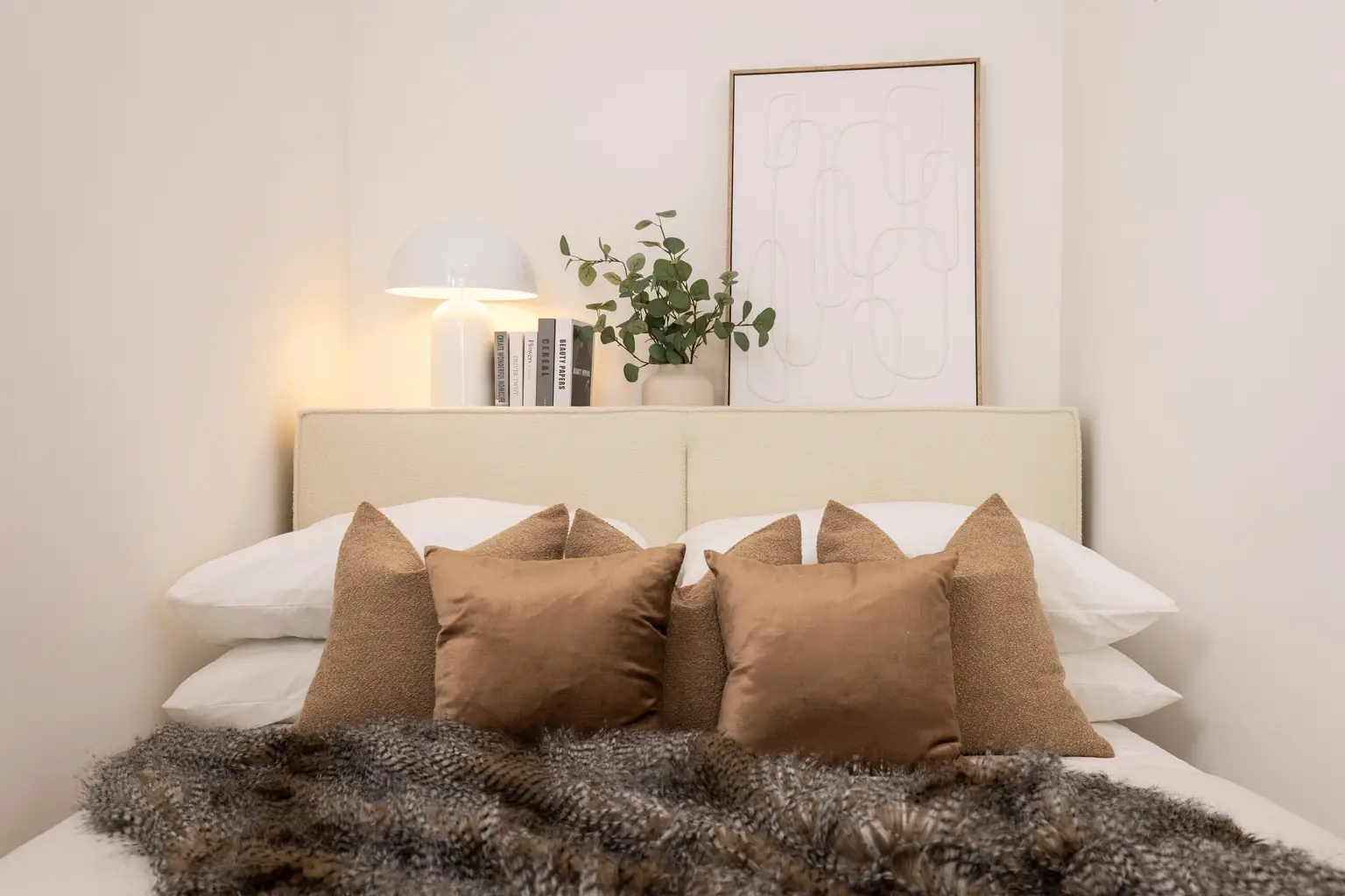 Innenarchitektonisch gestaltete 2-Zimmer-Musterwohnung mit Wohnküche und Terrasse