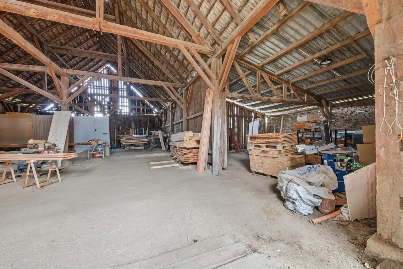 Vielseitige Gewerbe- und Wohnliegenschaft: diverse Hallenflächen, Wohngebäude und ein großzügiges Grundstück!