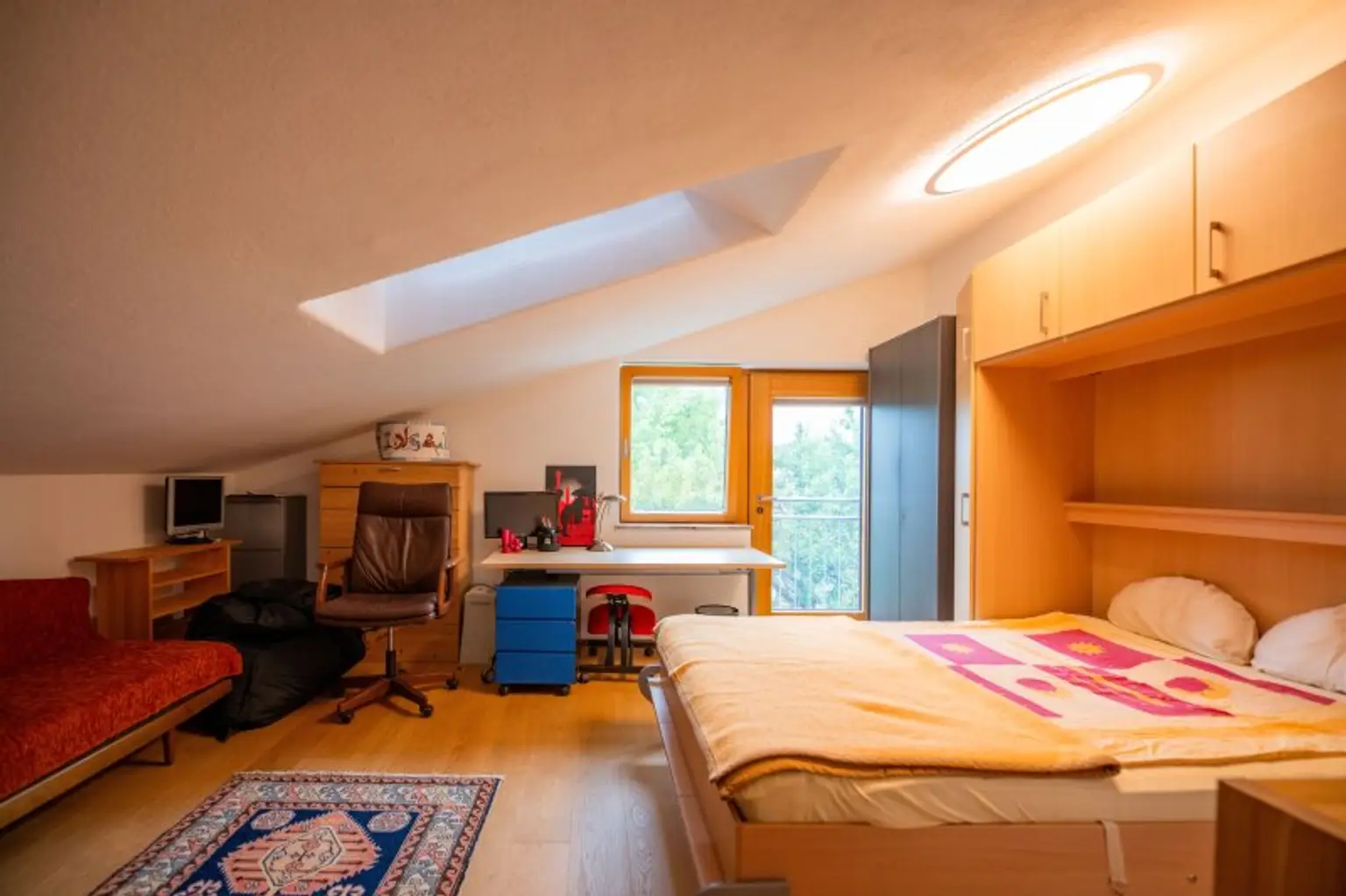 Dachgeschosswohnung in Ruhelage mit traumhaftem Grünblick, eigenem Garten und Garage
