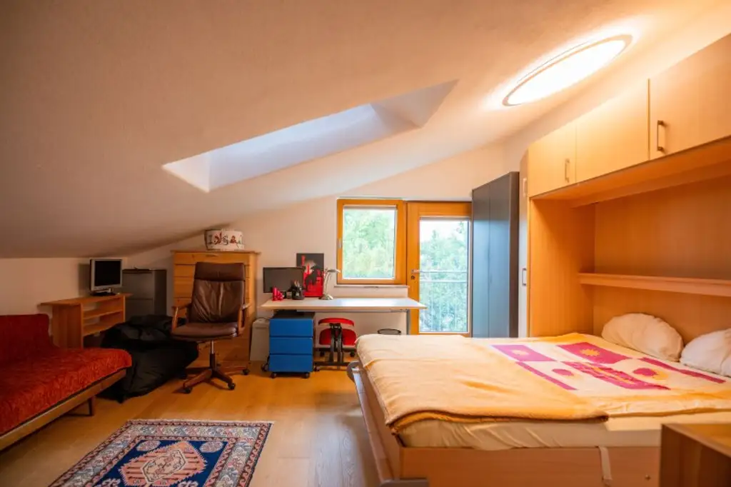 Dachgeschosswohnung in Ruhelage mit traumhaftem Grünblick, eigenem Garten und Garage