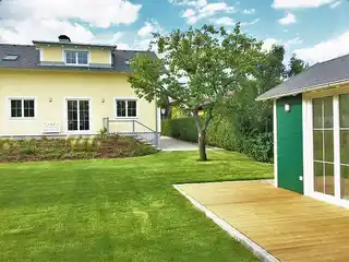 Blick vom Gartenhaus zum Haus