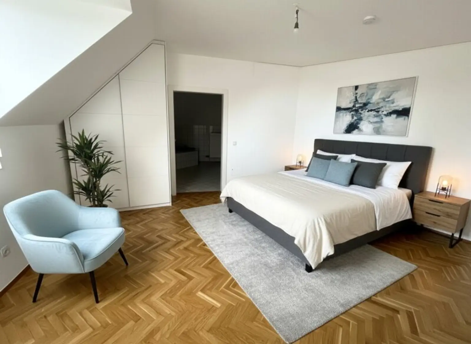 Attraktive Dachgeschoss-Wohnung in erstklassiger Lage der Josefstadt / Attractive attic flat in a first class location in Josefstadt