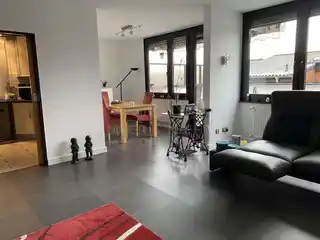 Wohn- und Esszimmer mit Zugang zur Terrasse