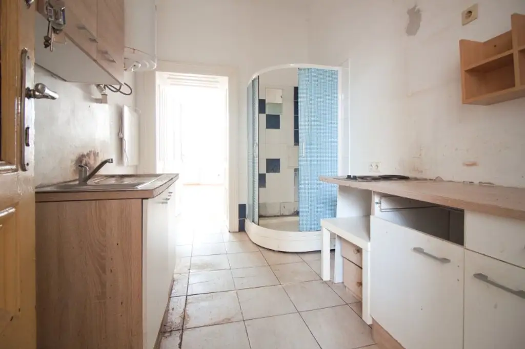 Sanierungsbedürftige Garconniere | ruhige Wohngegend  | 4. Stock mit Lift