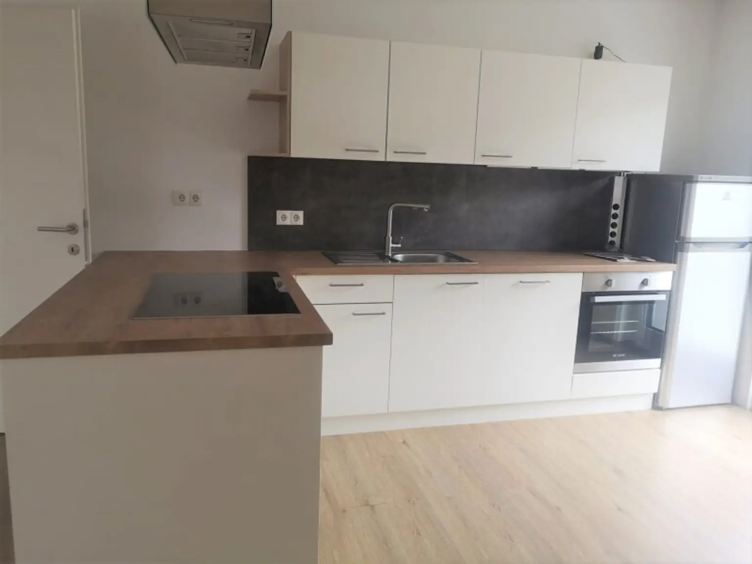 GROßZÜGIGE DACHGESCHOSSWOHNUNG MIT BALKON ZUR VERMIETUNG AB 01.10.2025!