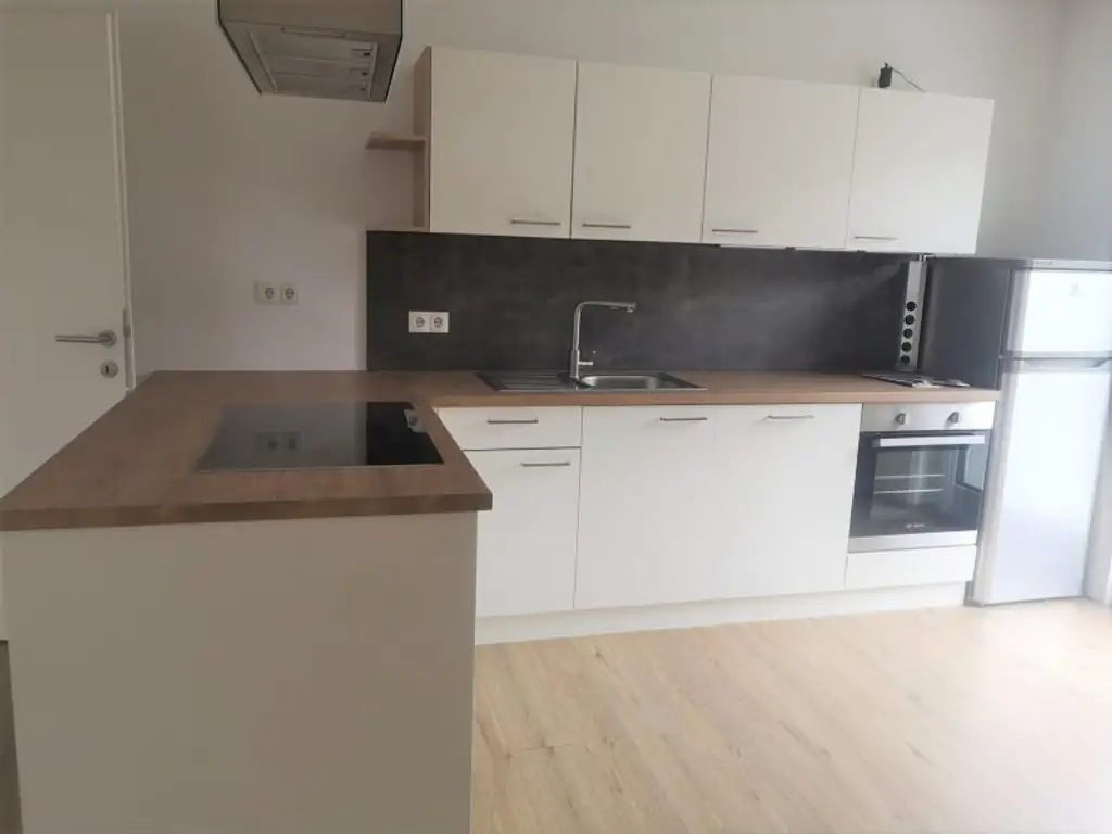 GROßZÜGIGE DACHGESCHOSSWOHNUNG MIT BALKON ZUR VERMIETUNG AB 01.10.2025!
