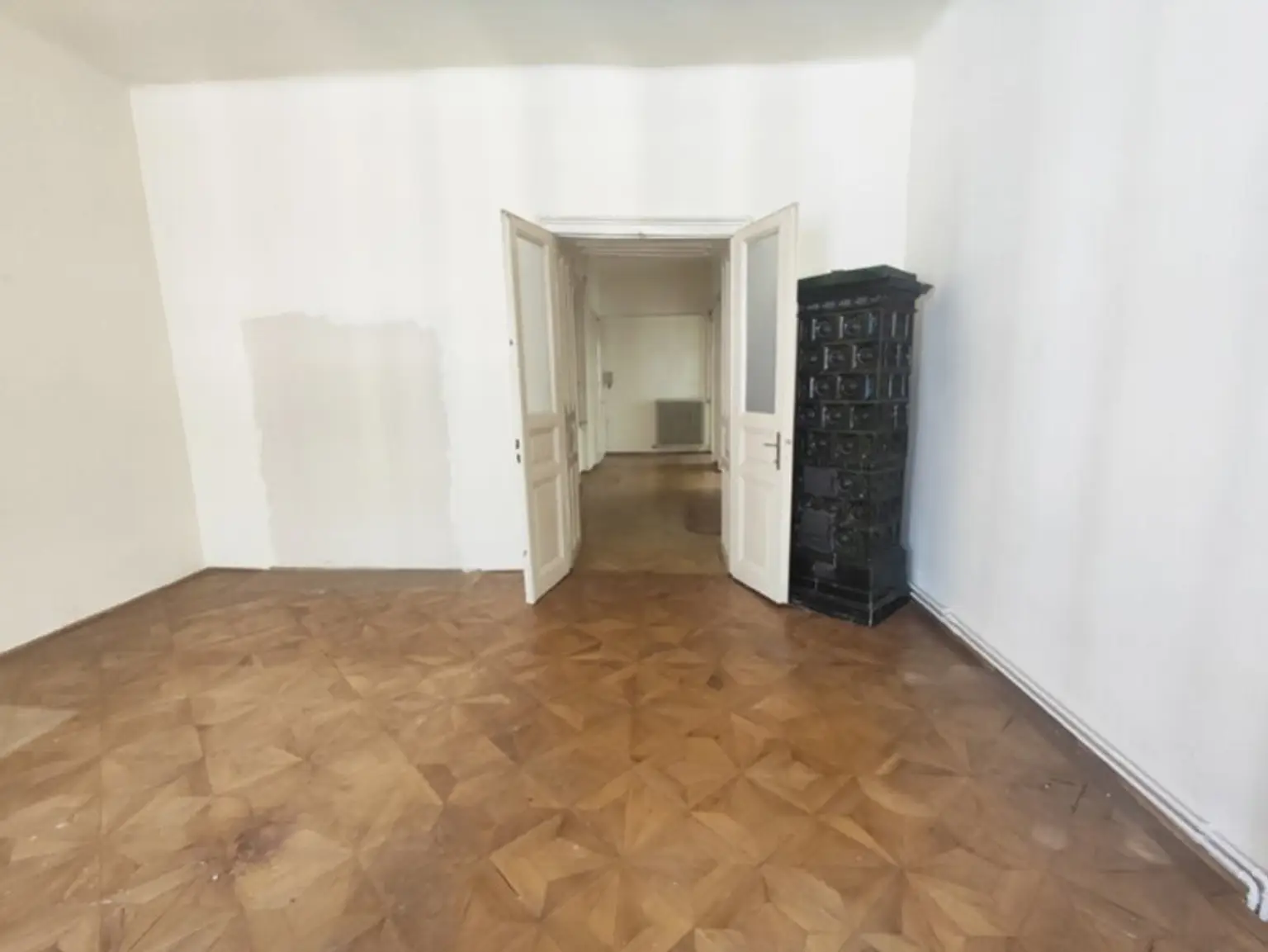 Hörlgasse! Großzügige Altbauwohnung zum selbst gestalten im 3. Liftstock in zentraler Citylage!