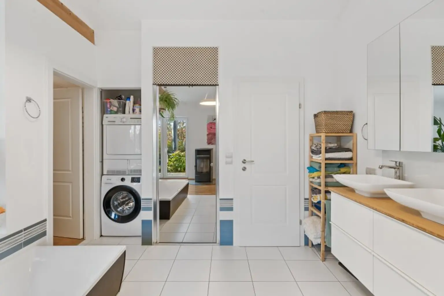 Wohnen mit Blick in den Wienerwald – Außergewöhnlicher Bungalow mit Pool und Photovoltaik