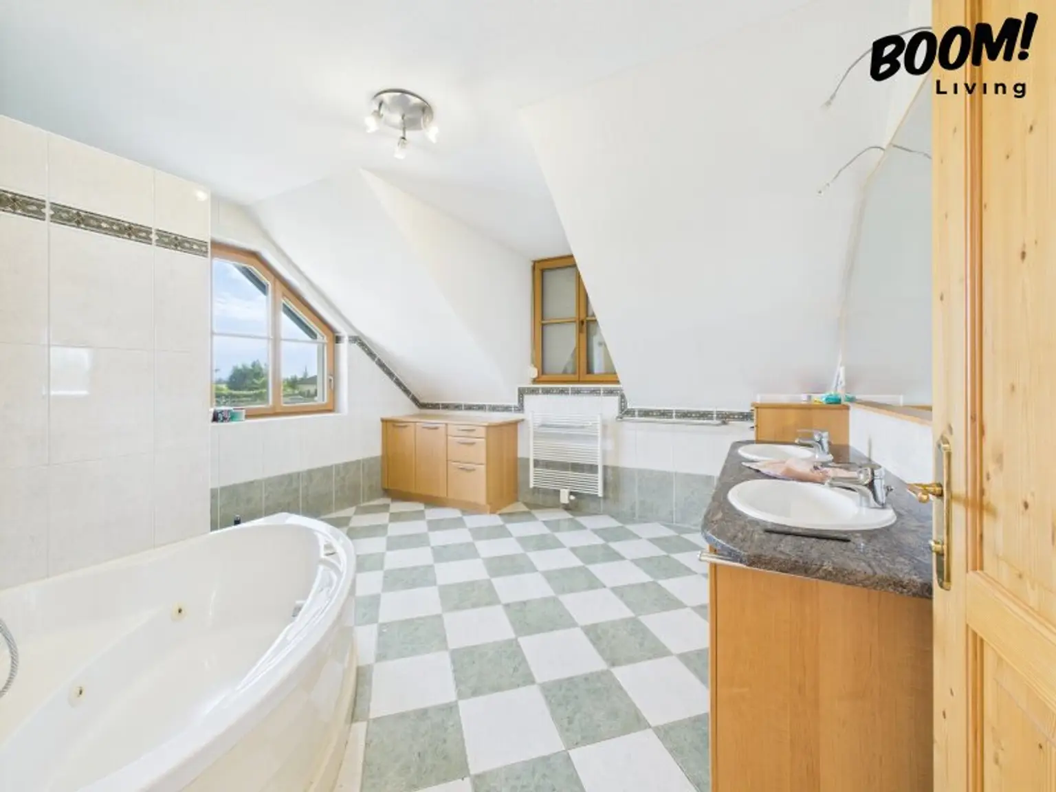 Exklusives Einfamilienhaus mit 8 Zimmern, sonniger Terrasse und weitläufigem Grundstück