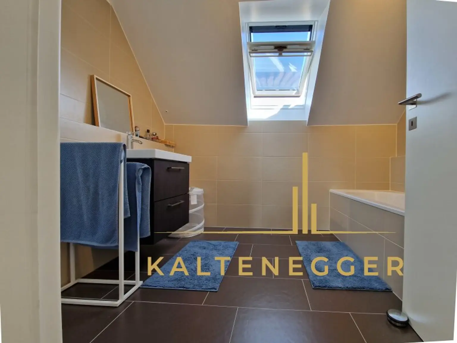OG: Badezimmer ca. 5,45 m²