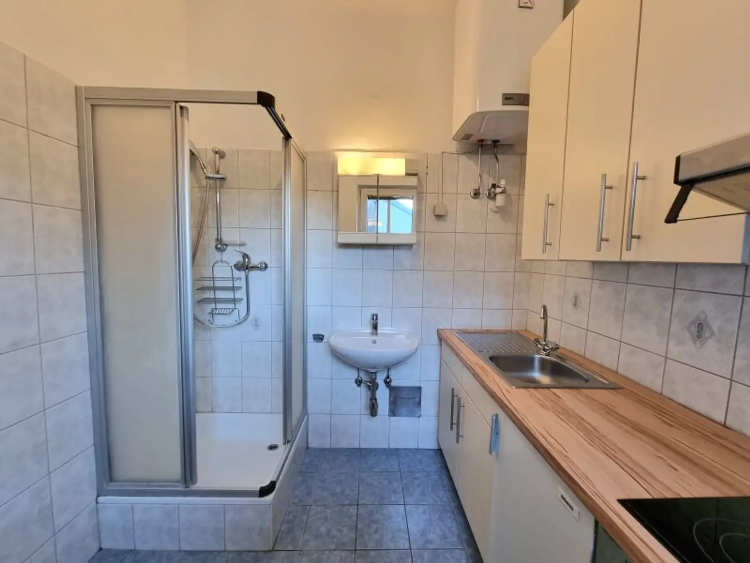 Tageslichtküche mit Dusche