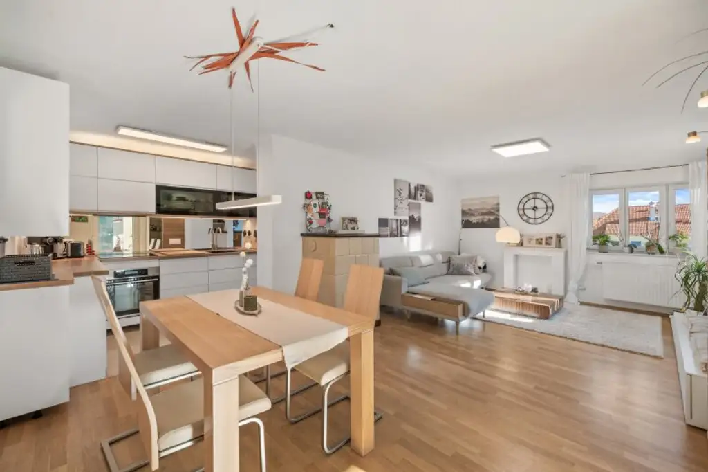 Wohnen mit Blick in den Wienerwald – Außergewöhnlicher Bungalow mit Pool und Photovoltaik