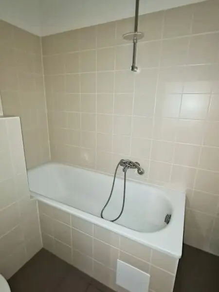TERRASSENHIT, U1-NÄHE, 84 m2 Dachgeschoß mit 30 m2 Terrasse, 2 Zimmer, Wohnküche, 2 Bäder, Parketten, Viktorgasse