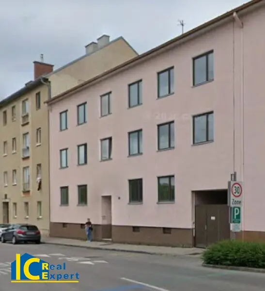 Haus mit Parkplätzen im Hof