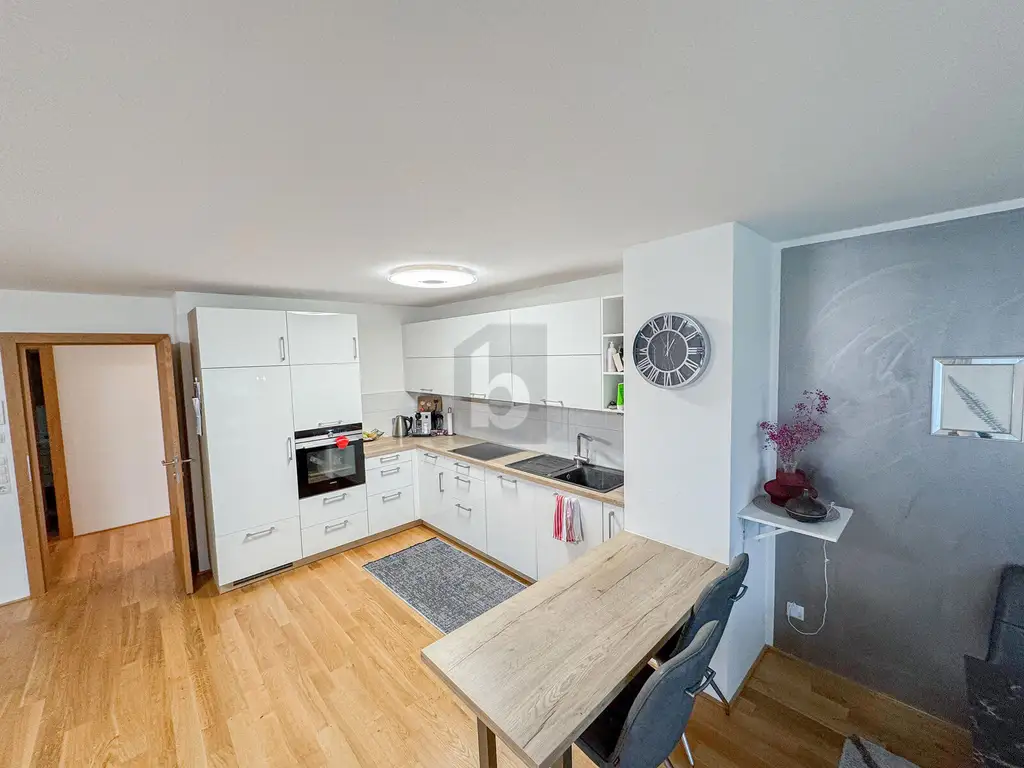 GERÄUMIGE WOHNUNG IN TOP LAGE MIT BALKON