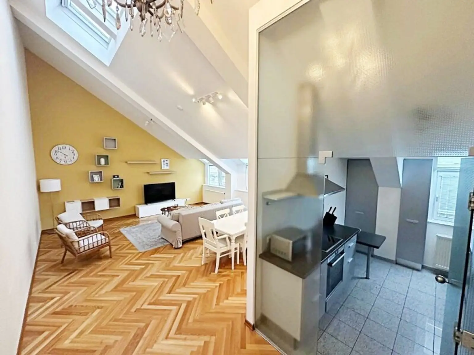 STAATSOPER-BLICK, klimatisiertes 110 m2 Dachgeschoss mit 20 m2 Terrasse, 3 Zimmer, Extraküche, 2 Bäder, Möblierung möglich