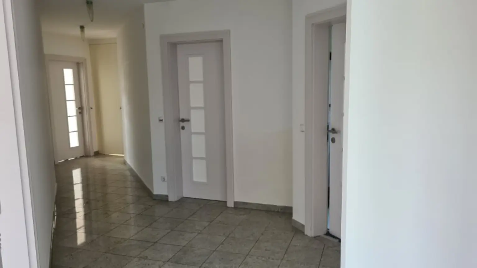 Sehr ruhige Siedlungslage - Riesige (teilbare)  Etagenwohnung mit 2 Balkonen, Garage, Sauna in einem sehr gepflegten Haus