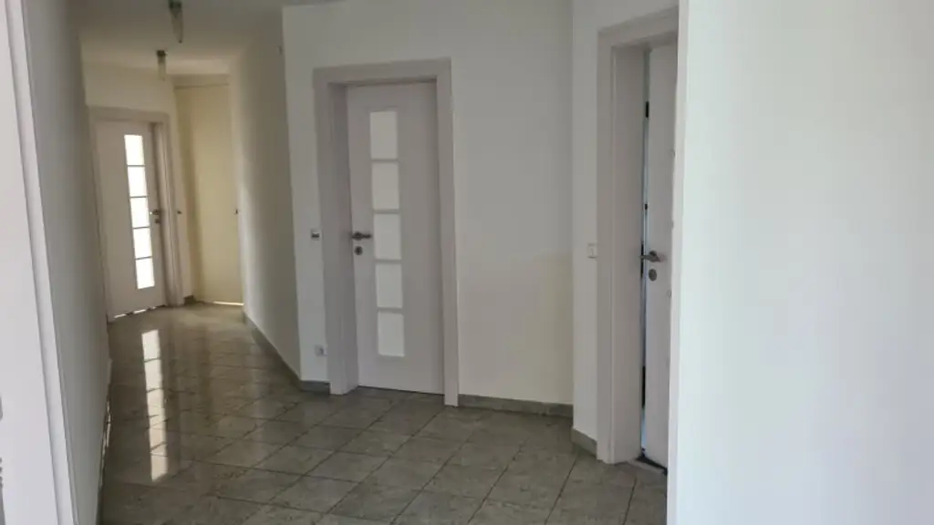 Sehr ruhige Siedlungslage - Riesige (teilbare)  Etagenwohnung mit 2 Balkonen, Garage, Sauna in einem sehr gepflegten Haus