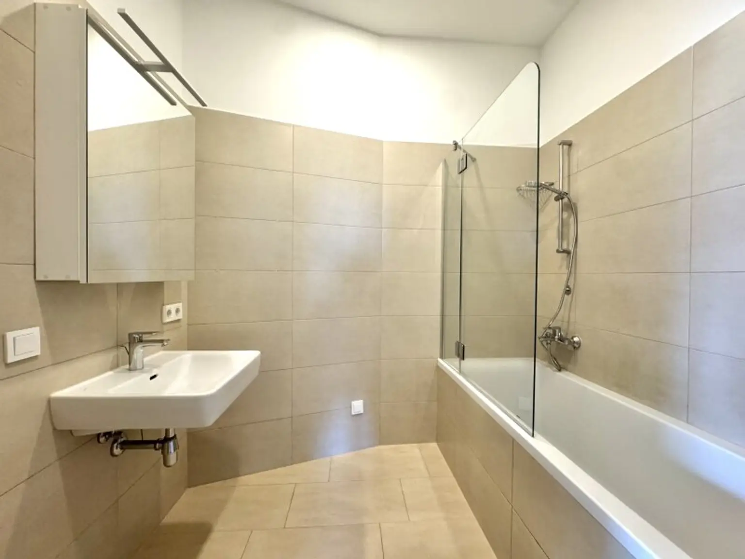3-Zimmer + inkl. hochwertiger separater Einbauküche - Stilaltbau am Rennweg - S-Bahn St. Marx ums Eck