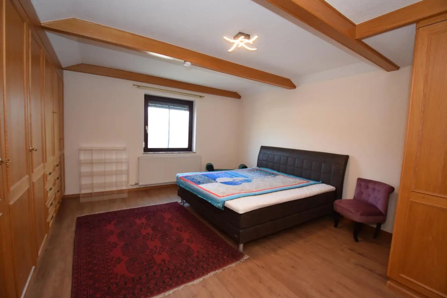 gemütliches Schlafzimmer mit Stauraum