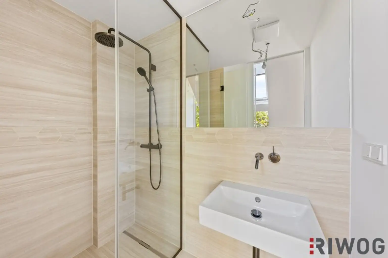 3,7m Raumhöhe im DG, Garage mit 2 Stellplätze, Atrium, Aufzug in die Wohnung und 360° Dachterrasse