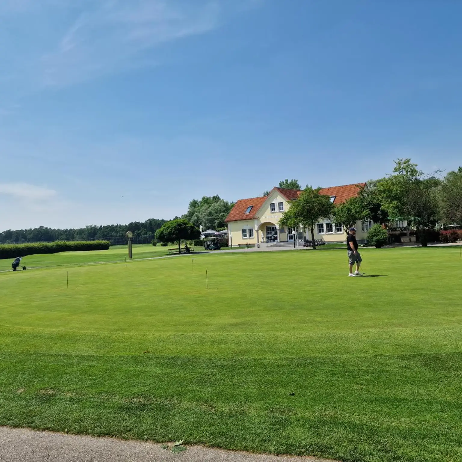 Golfer und Thermenliebhaber aufgepasst! Entzückende ruhige Terrassenwohnung mit Reihenhauscharakter.