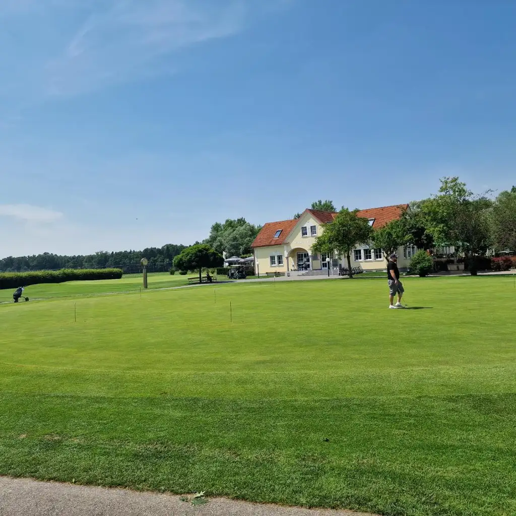 Golfer und Thermenliebhaber aufgepasst! Entzückende ruhige Terrassenwohnung mit Reihenhauscharakter.