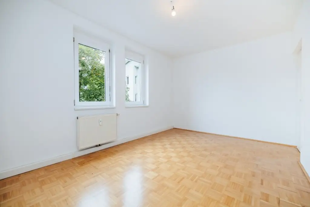 LOGGIA I LICHTDURCHFLUTET I PARKETT I ABSOLUTE RUHELAGE I BADEWANNE I AB SOFORT I PROJEKT WOHNEN I