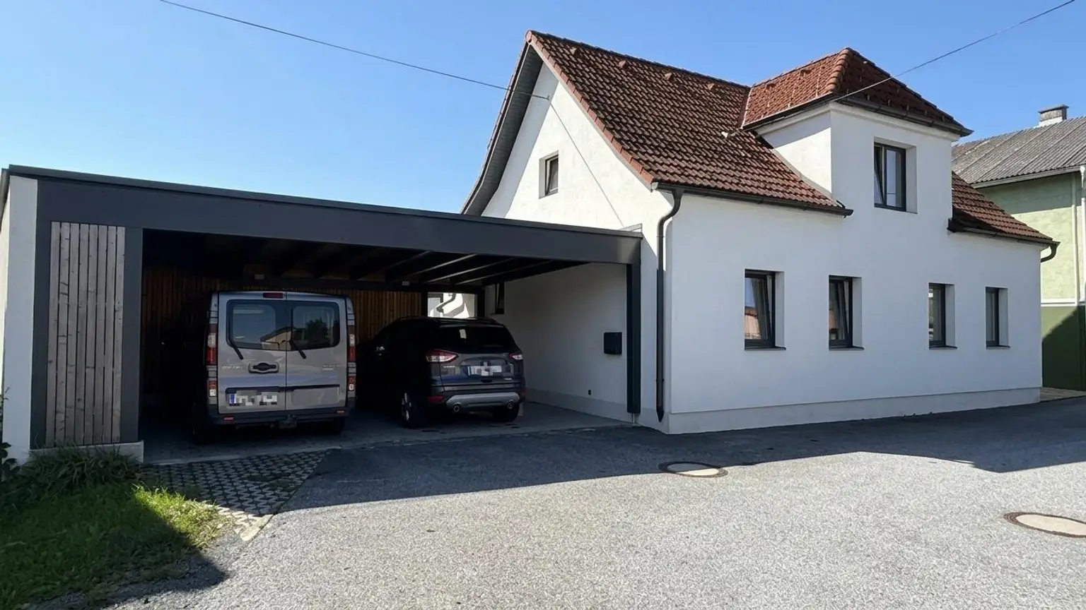 Zufahrt mit Doppelcarport