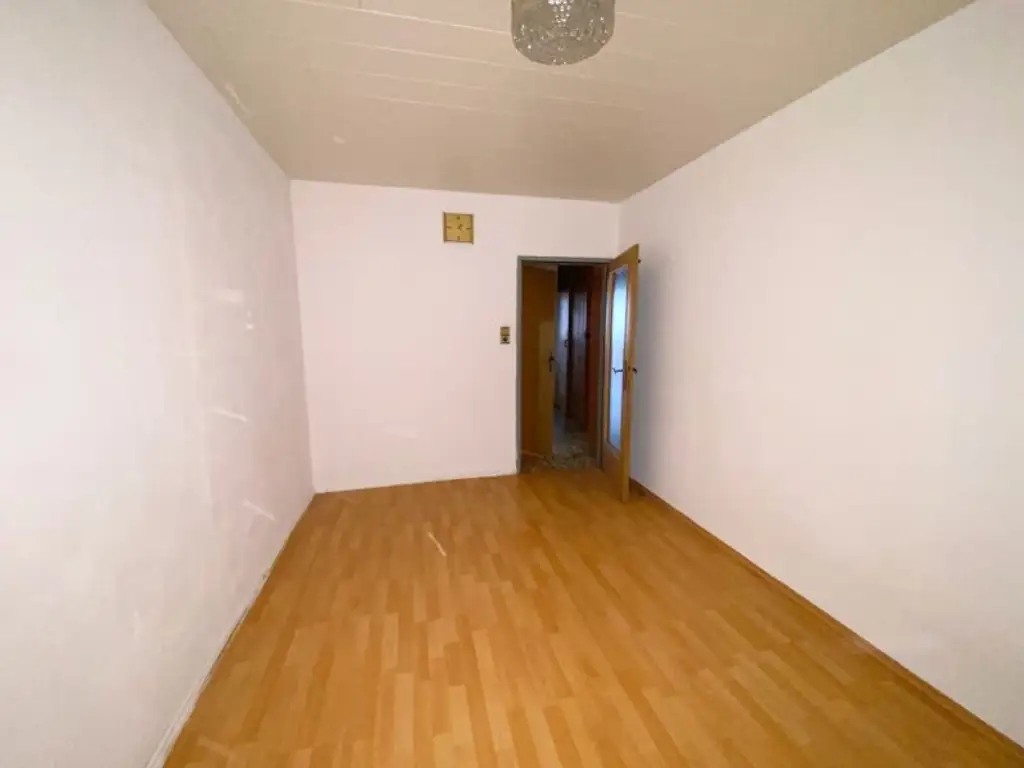 4 ZIMMER-Wohnung zu SANIEREN mit HOFSEITIGER LOGGIA