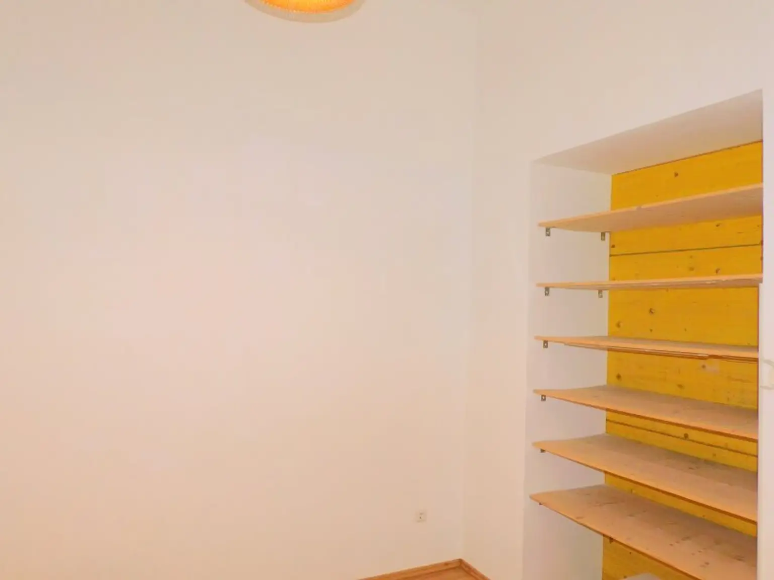 Schlafraum mit Garderobe