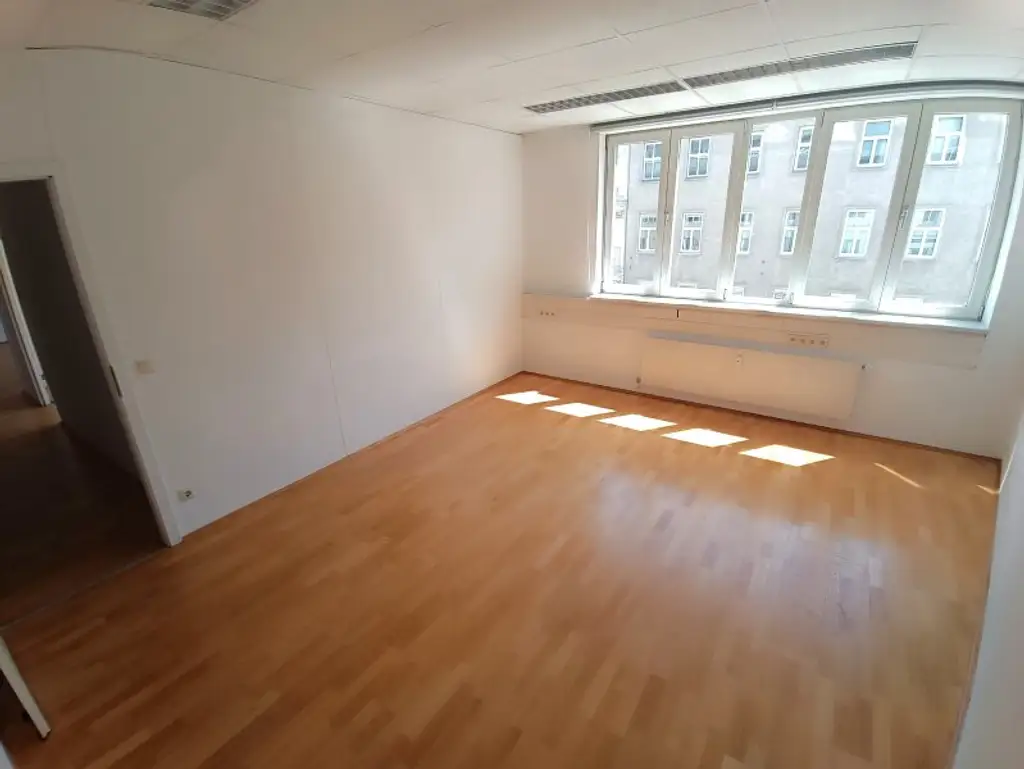 Großzügige Bürofläche mit rund 155 m² und Ausrichtung in den Innenhof! 6 Zimmer + Empfangsbereich direkt bei der Straßenbahn Yppengasse!