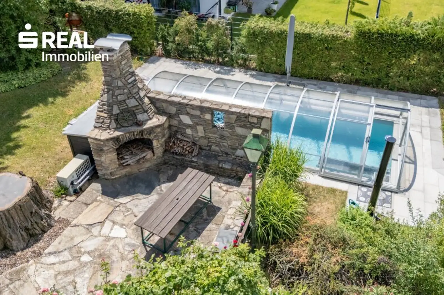 Swimmingpool mit Grillplatz