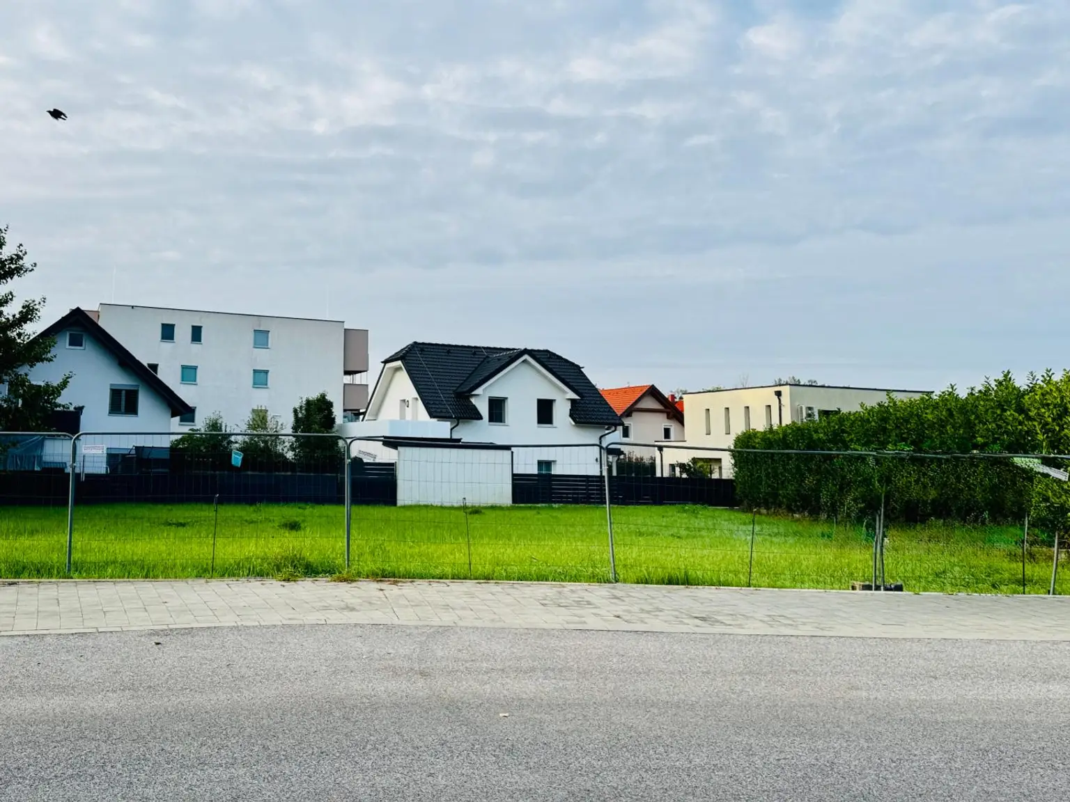 "Sonnige Westlage im Herzen von Biedermannsdorf: 800 m² Eckgrundstück!"