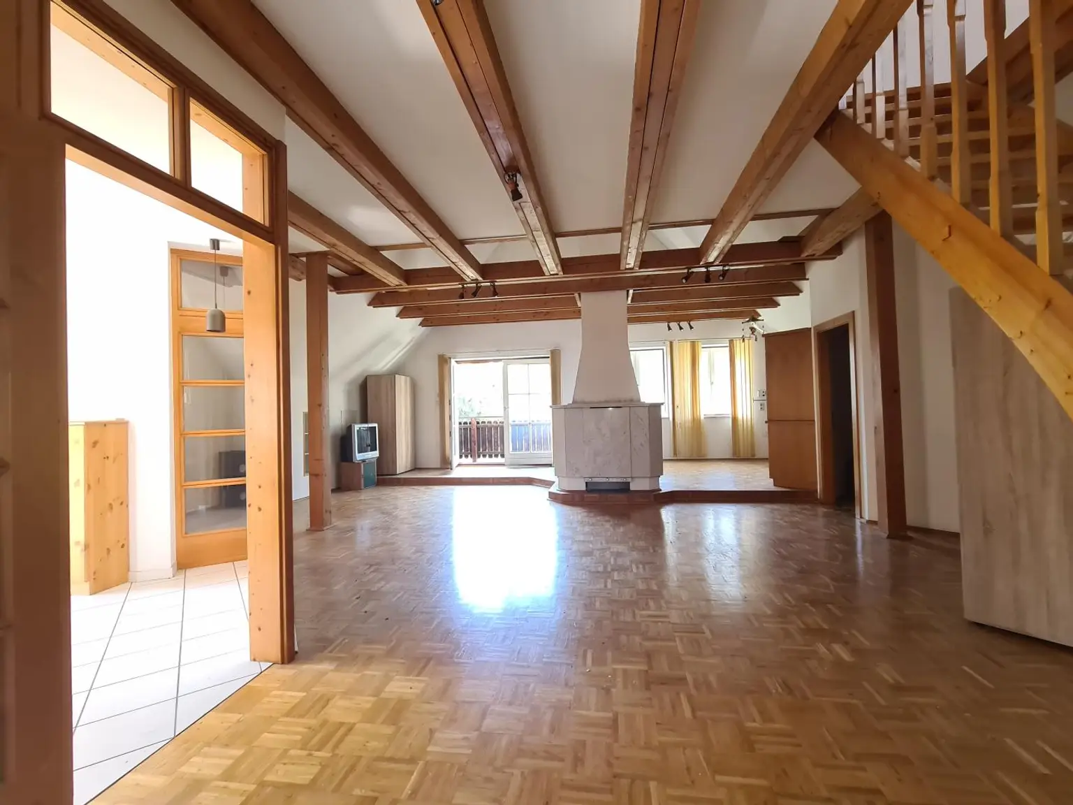 Galeriewohnung auf zwei Ebenen - eigene Garage - Balkon in den Innenhof - sehr gute Infrastruktur