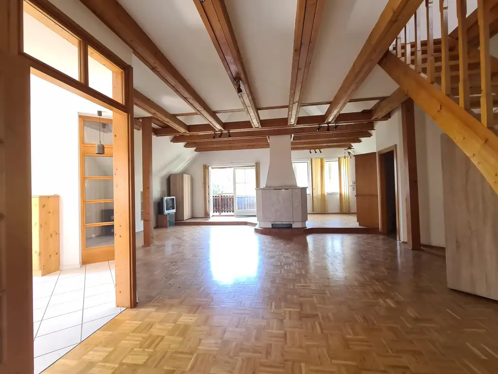 Galeriewohnung auf zwei Ebenen - eigene Garage - Balkon in den Innenhof - sehr gute Infrastruktur