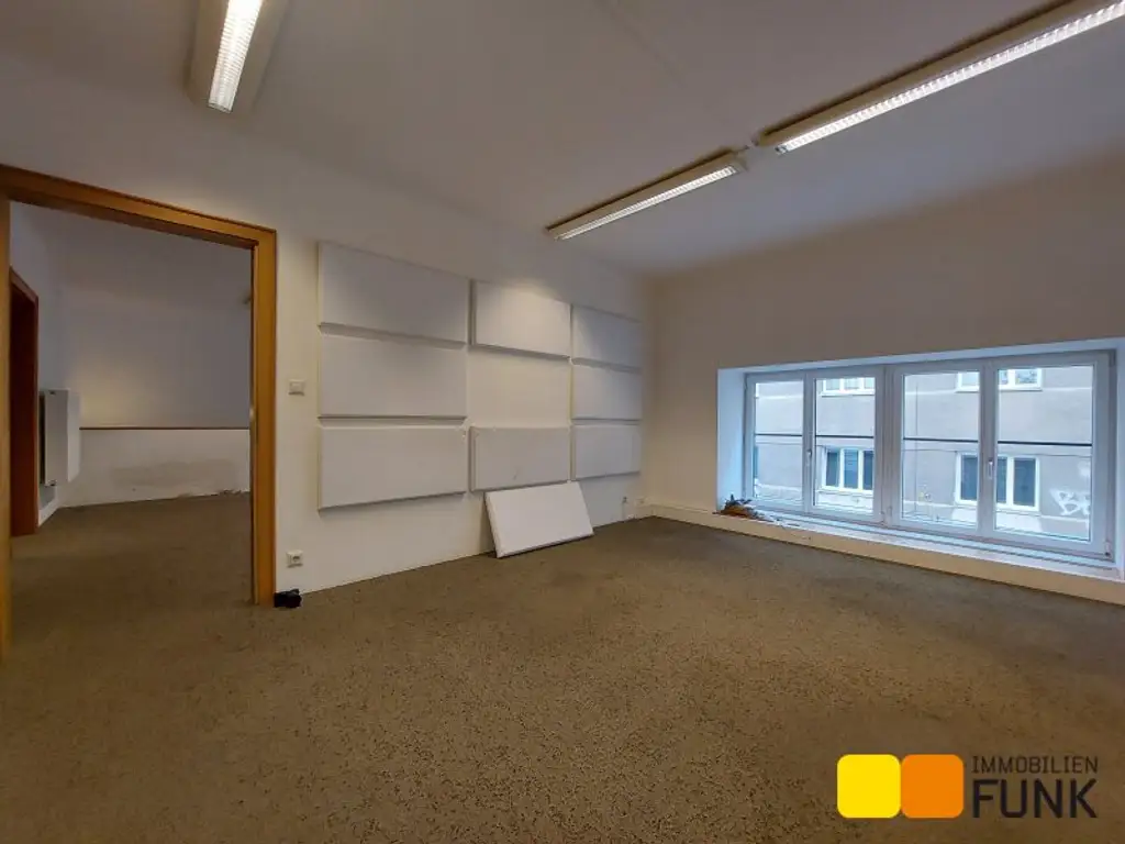 Attraktives Büro mit eigener Garage und zusätzlicher Lagerfläche