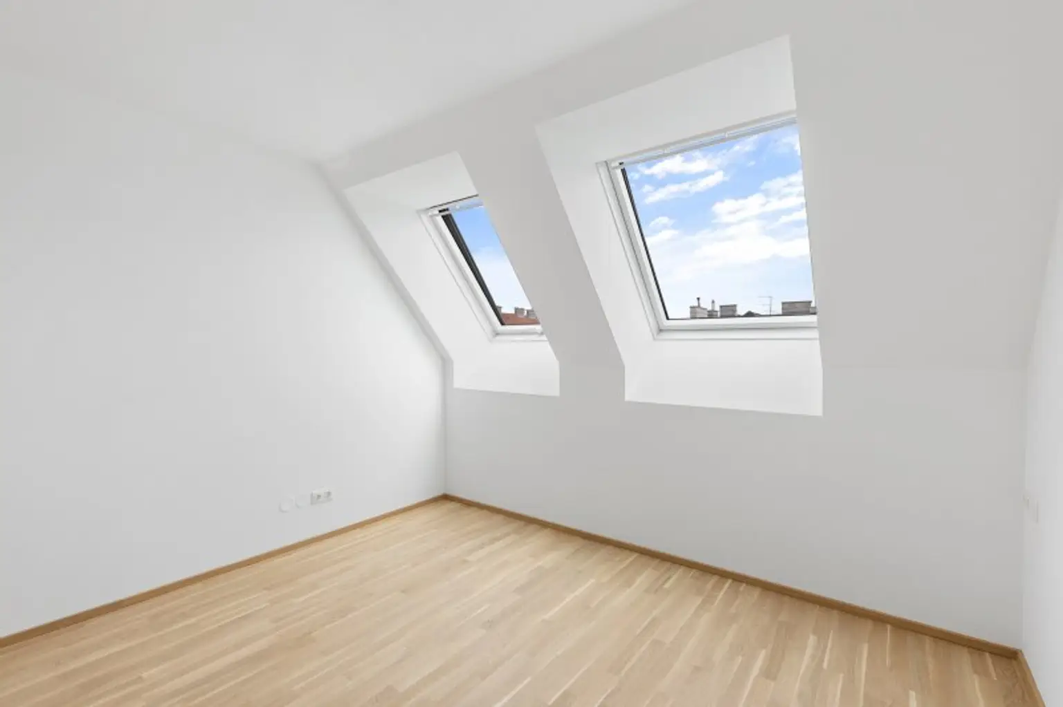 3-Zimmer-Dachgeschosswohnung (Massivbauweise) mit Balkon in generalsaniertem Altbau