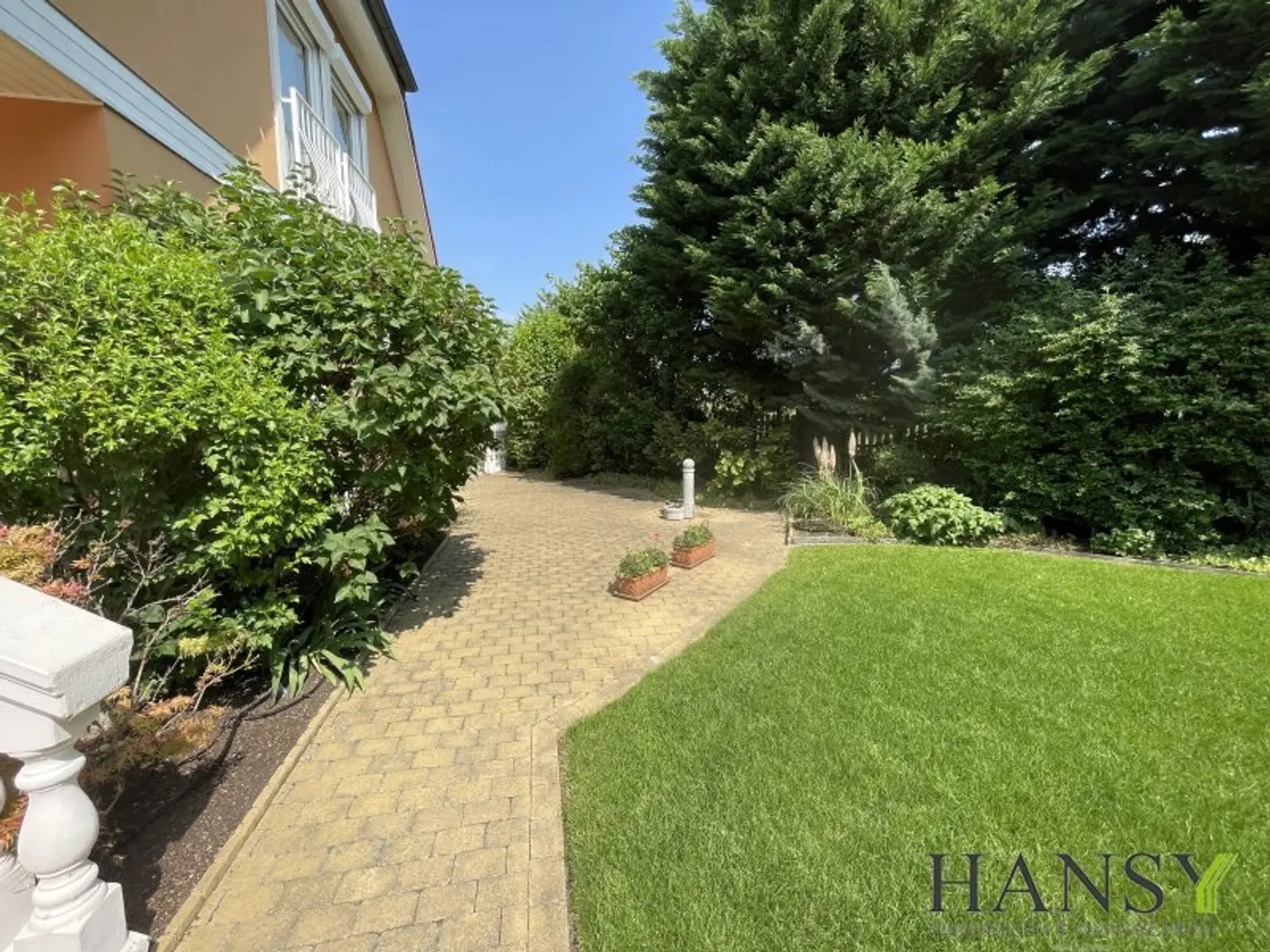 Neuwertiges Traum-Einfamilienhaus in Pfaffstätten: Stil, Pool und Gartenparadies!